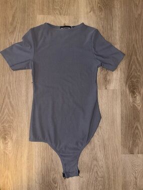 PrettyLittleThing Gray Short Sleeve Bodysuit Size 0 Minimalist